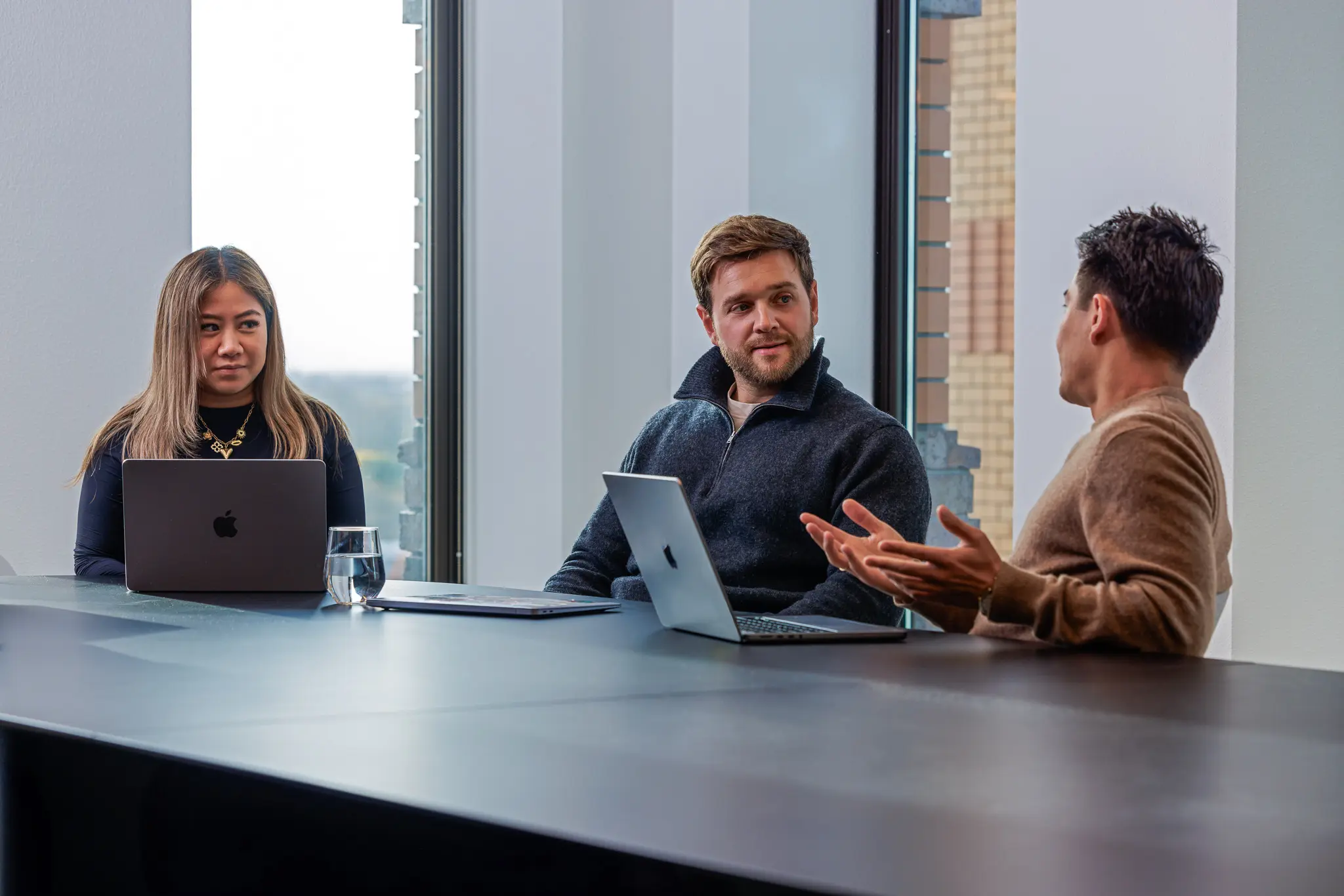 Het team van Crypto Insiders in de vergaderruimte
